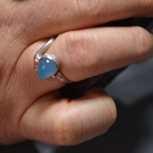 Anillo"Una bella gota de mar"(plata925/calcedonia)