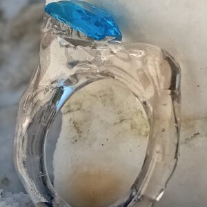 Anillos de resina y piedras facetadas